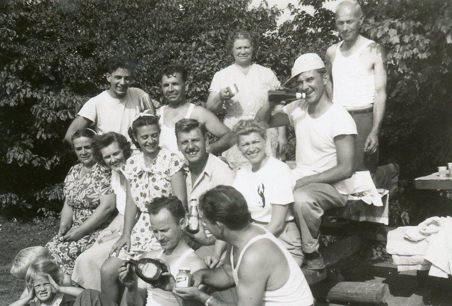#501 Vtg Photo PICNIC, CALVERT WHISKEY, FRENCH\'S, HEINZ, Mohansic Park NY c 1948
