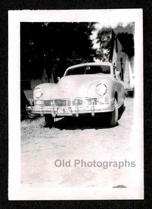 SHINY OLD CAR LICENSE PLATE DRIVEWAY OLD/VINTAGE PHOTO SNAPSHOT- M718