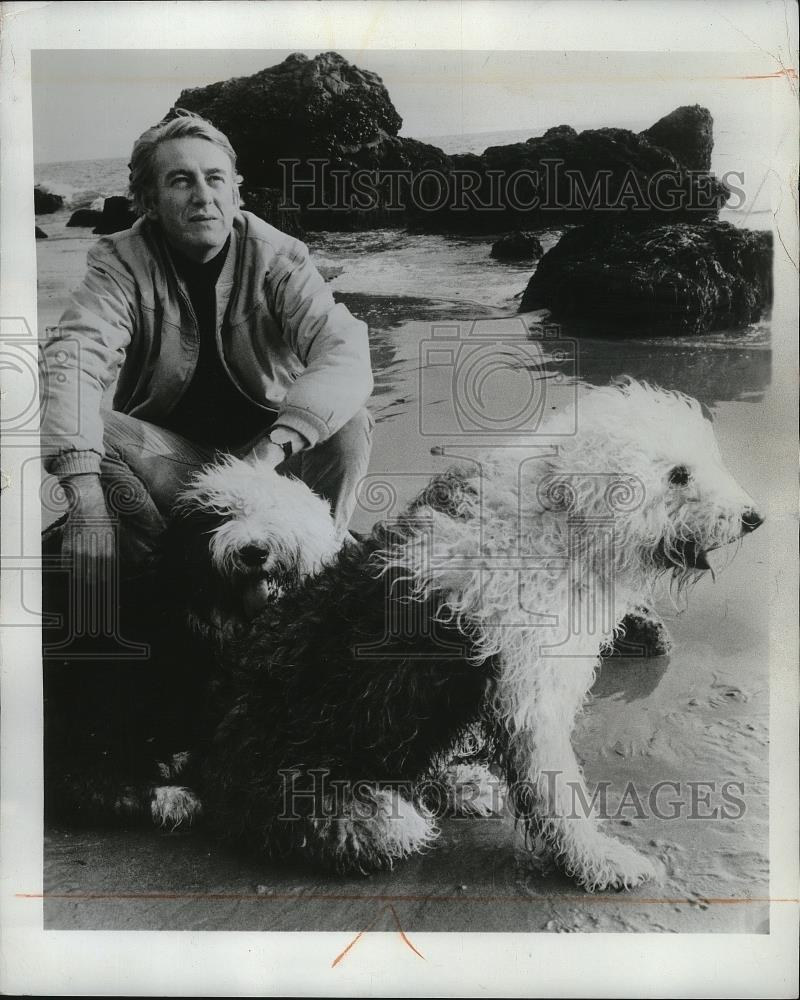 1971 Press Photo Writer Rod McKuen on the beach with his Old English Sheep Dog.
