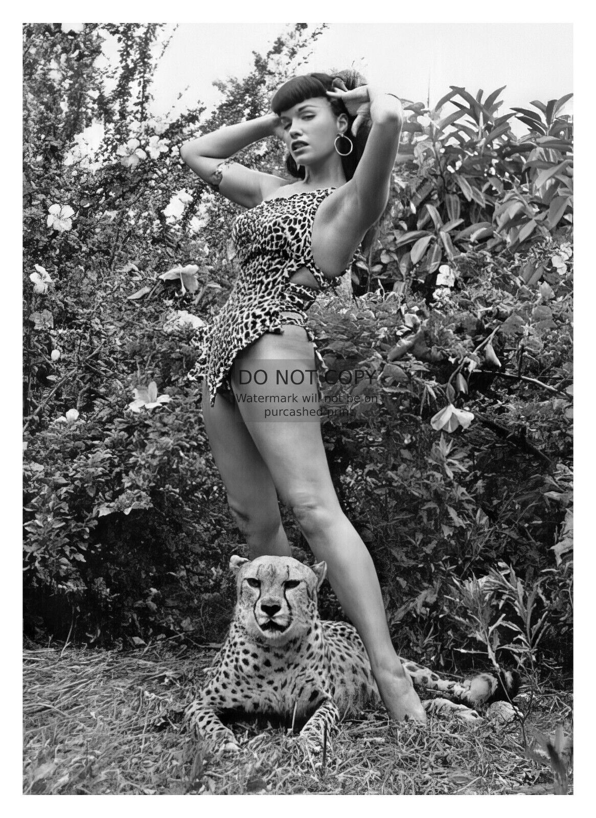 BETTIE PAGE SEXY CELEBRITY MODEL POSING WITH LION 5X7 PHOTO