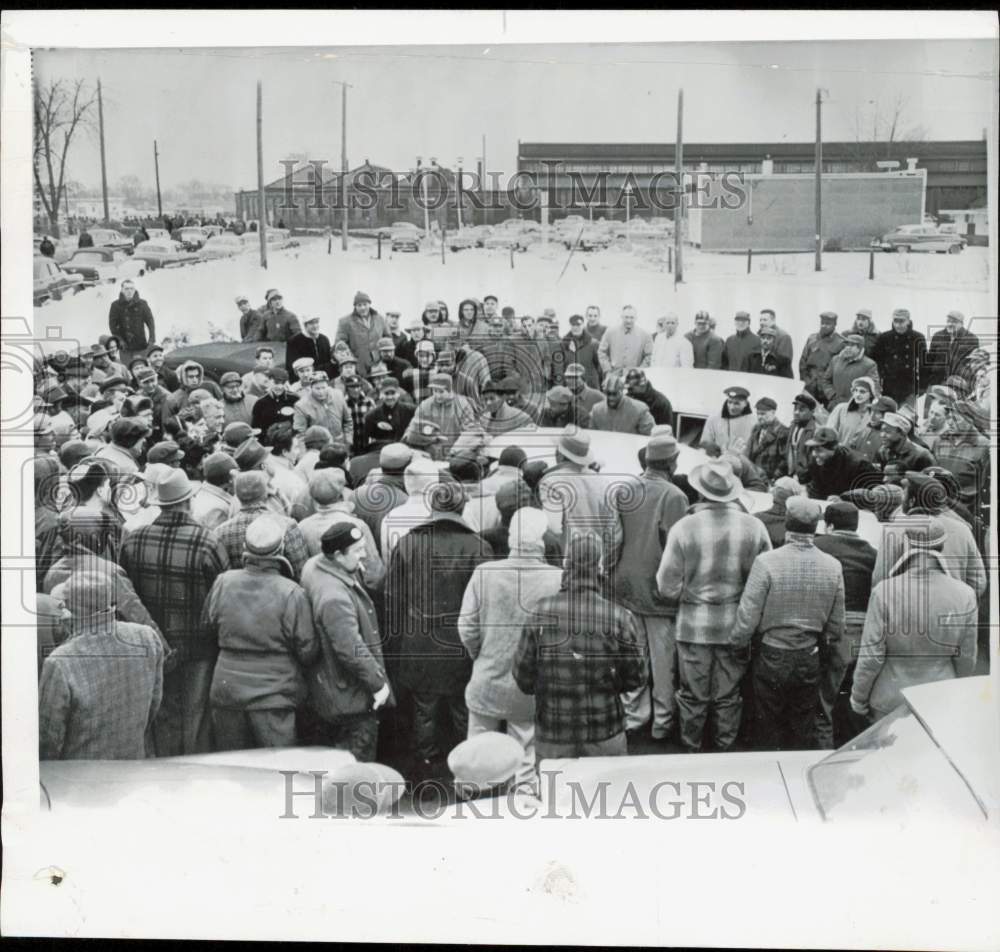 1960 Press Photo Pickets surround a car at J.I. Case plant in Racine, Wisconsin
