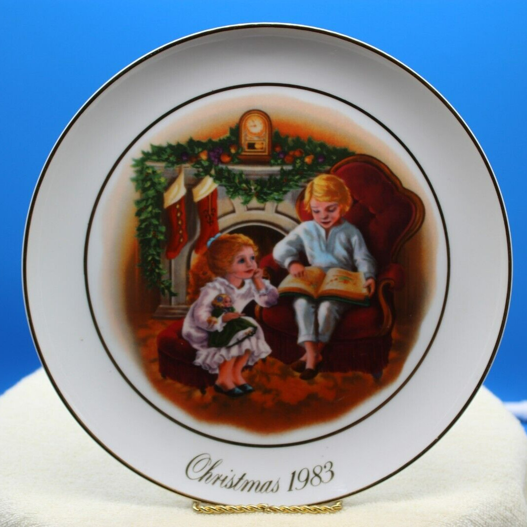 Vintage Avon 3rd Edition Christmas Memories Collector\'s Plate - 1983