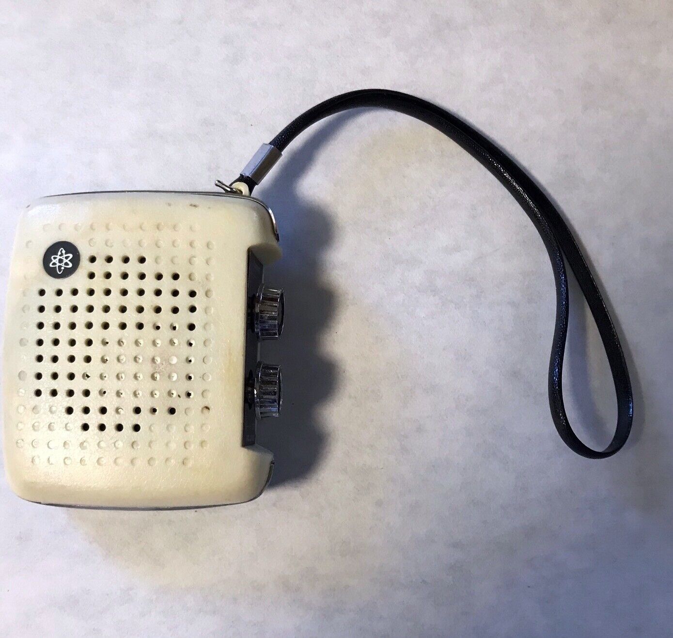 Vintage 1960s White Plastic Transistor  Radio - solid state