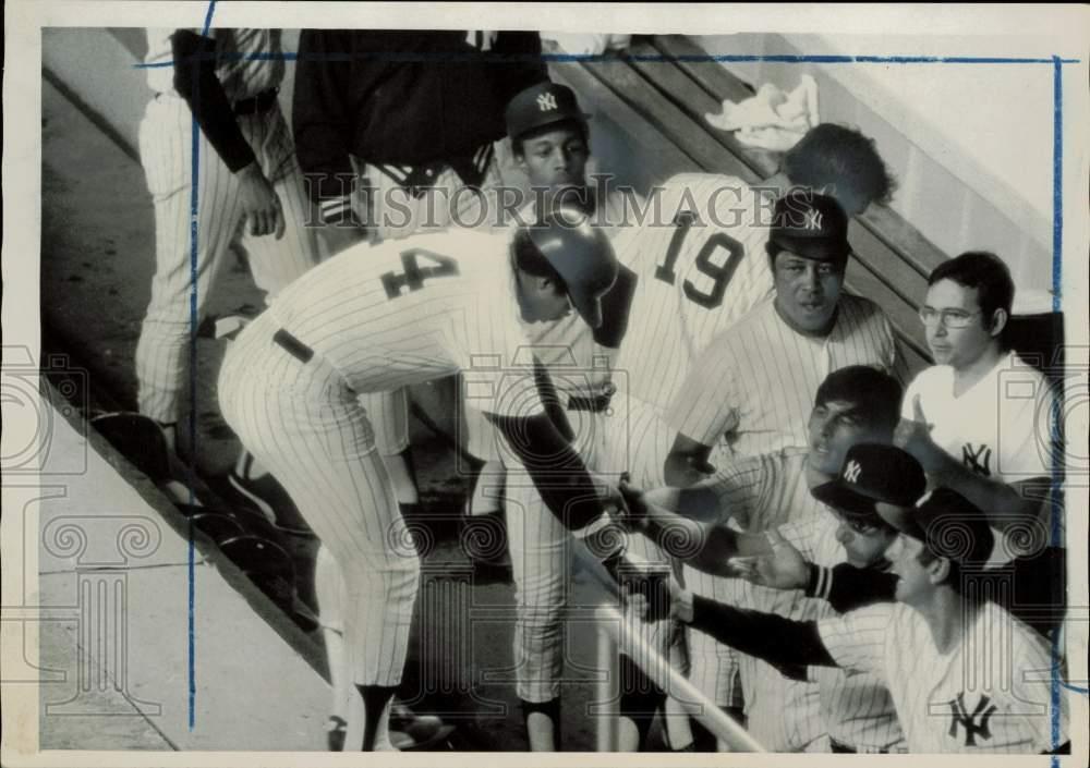 1977 Press Photo Coaches greet Reggie Jackson at Yankee Stadium - lry30555