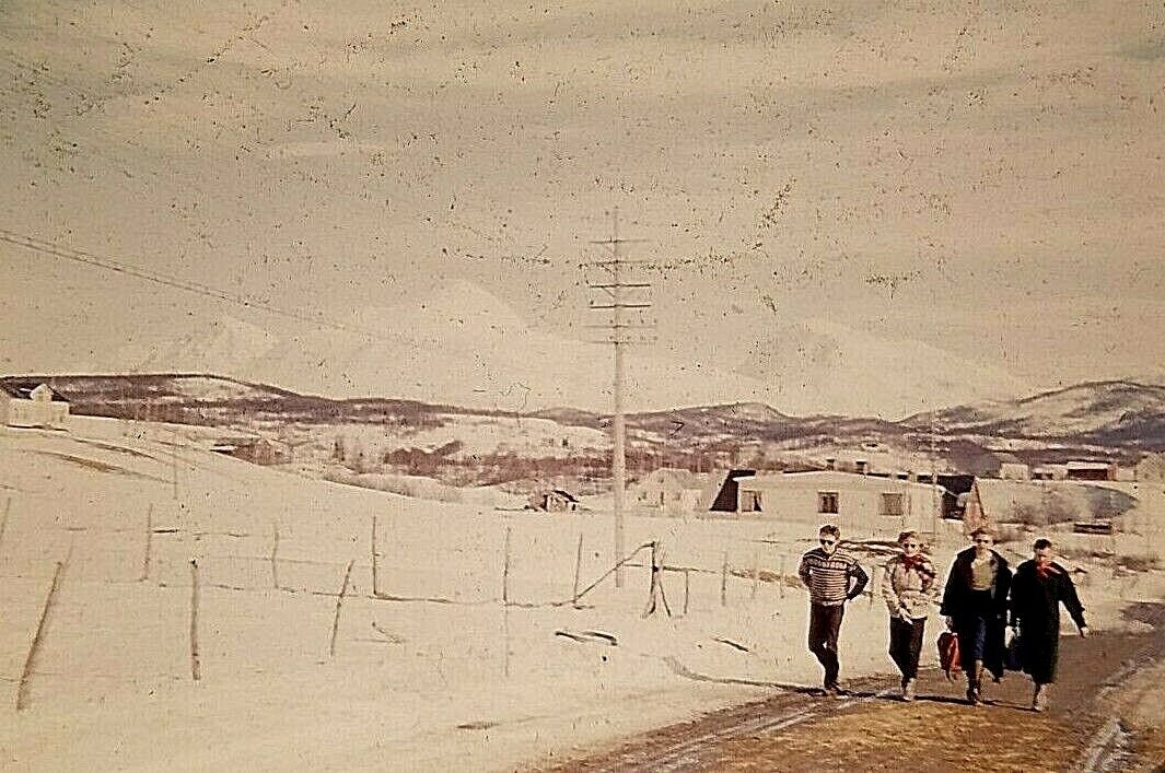 VN09 ORIGINAL KODACHROME 35MM SLIDE 1957 NORWAY BITTER COLD WOMEN WALKING ROAD