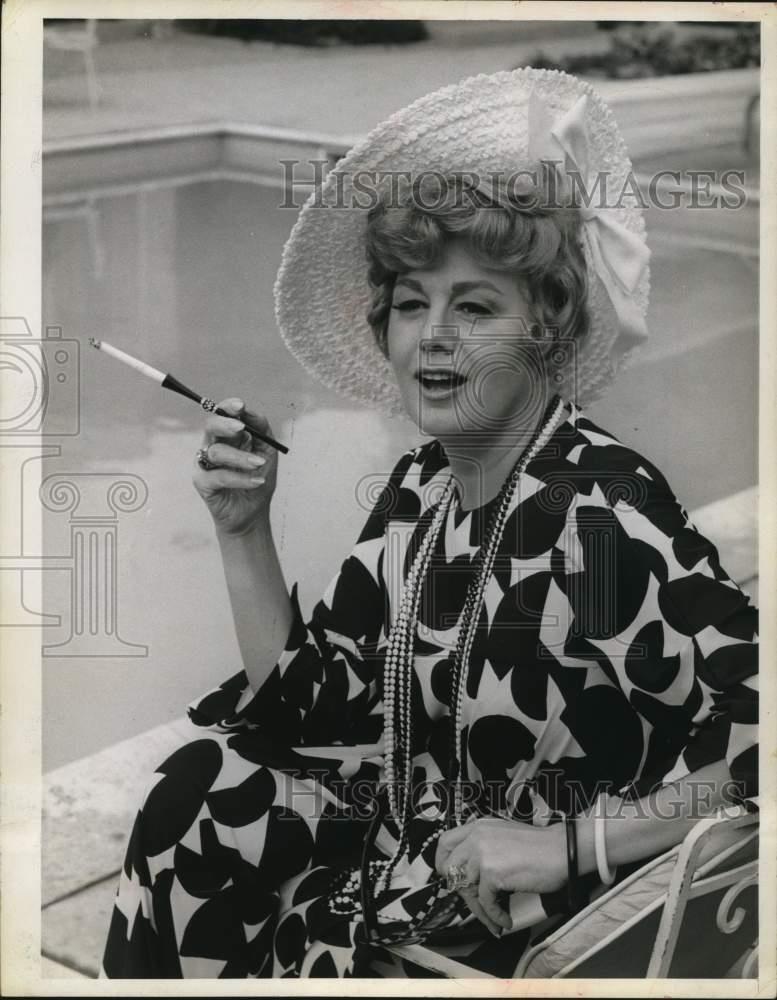 1967 Press Photo Actress Shelley Winters sits by pool - hcq06183