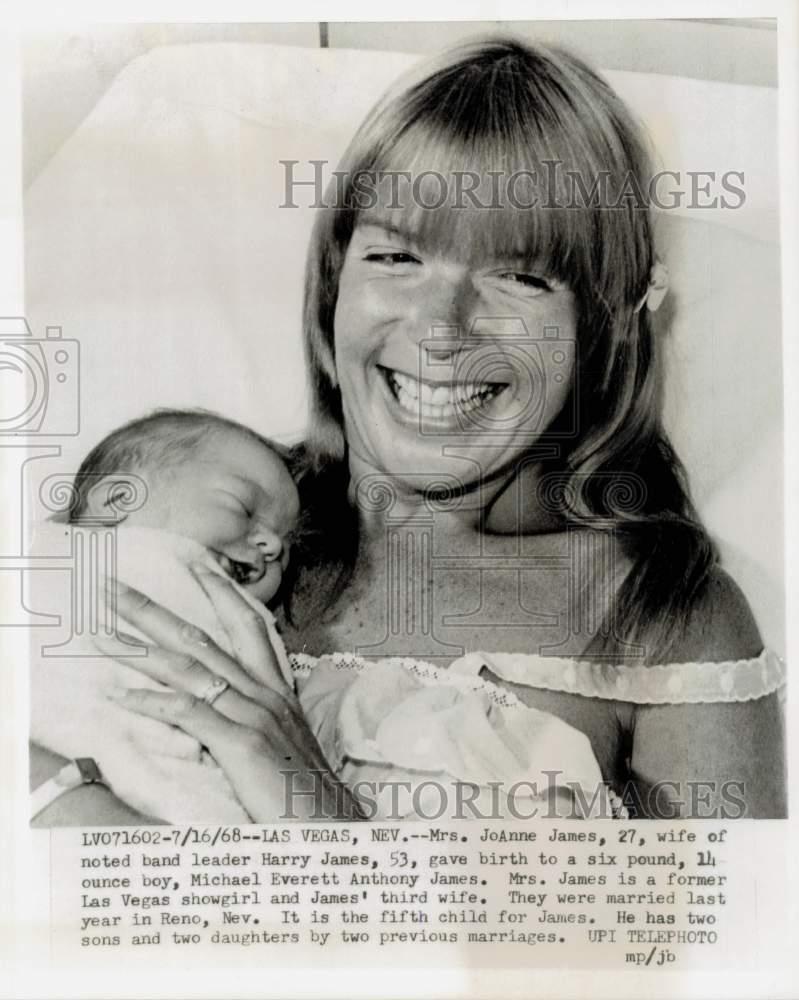 1968 Press Photo JoAnne James, wife of Harry James and their son Michael, NV