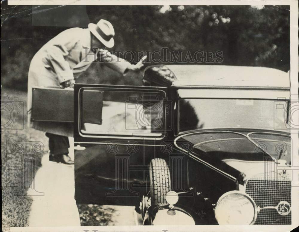 1932 Press Photo Martin Insull enters car as he leaves Simcoe jail in Barrie