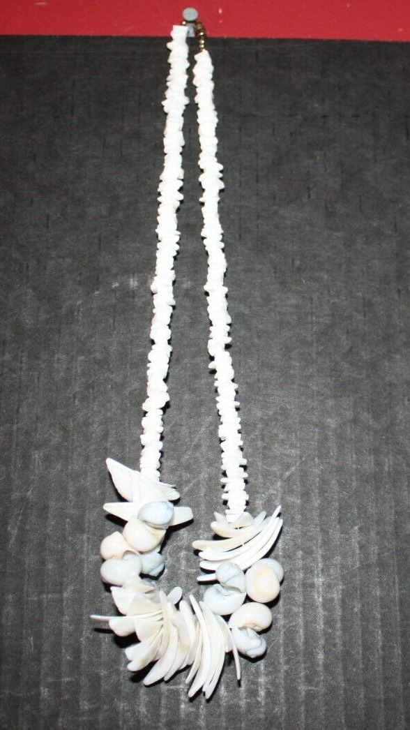 Natural Shell Necklace Vintage 1970-80\'s--12\