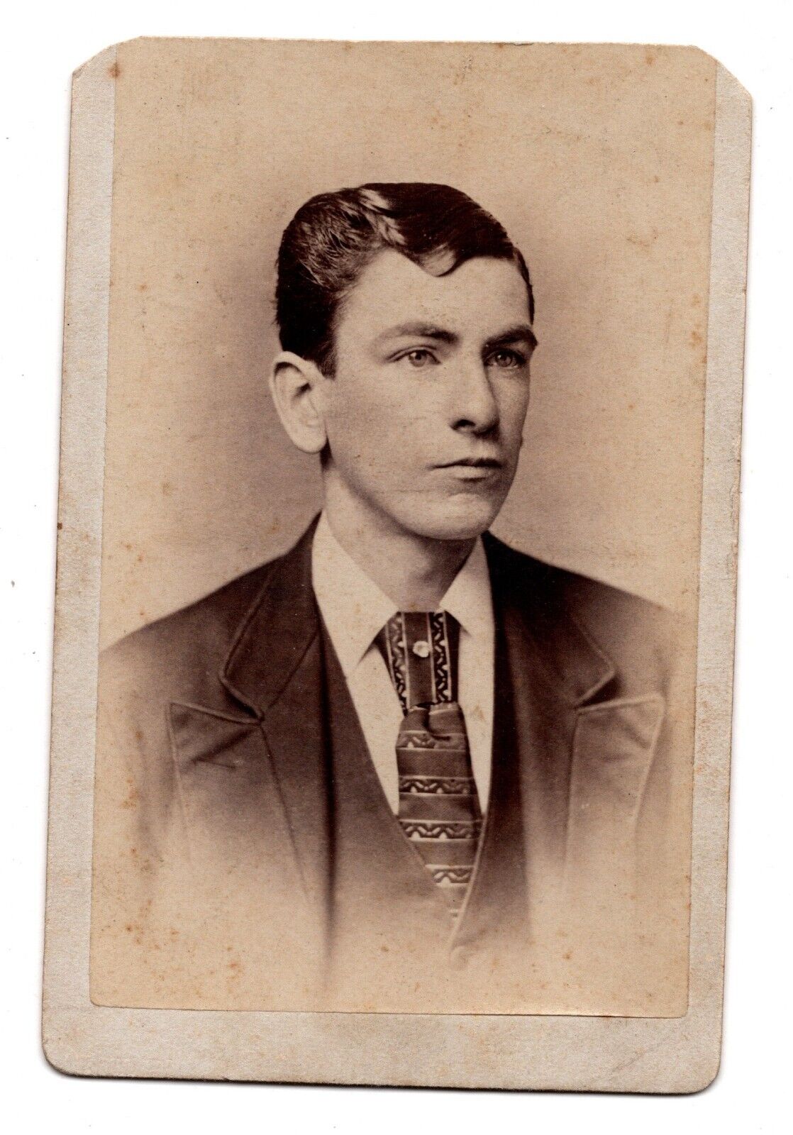 CIRCA 1880s CDV PRIOR BROS HANDSOME YOUNG MAN IN SUIT PROVIDENCE RHODE ISLAND