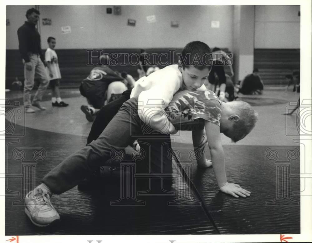 1991 Press Photo Youth wrestlers Ron Karoliski battles Cassie Sitnik in Manlius