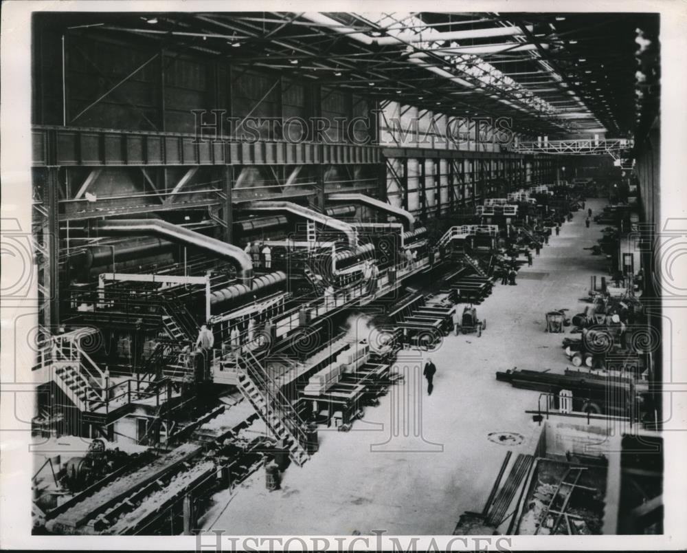 1947 Press Photo Interior of the Hot sheet strip at Bethlehem Steel Company.