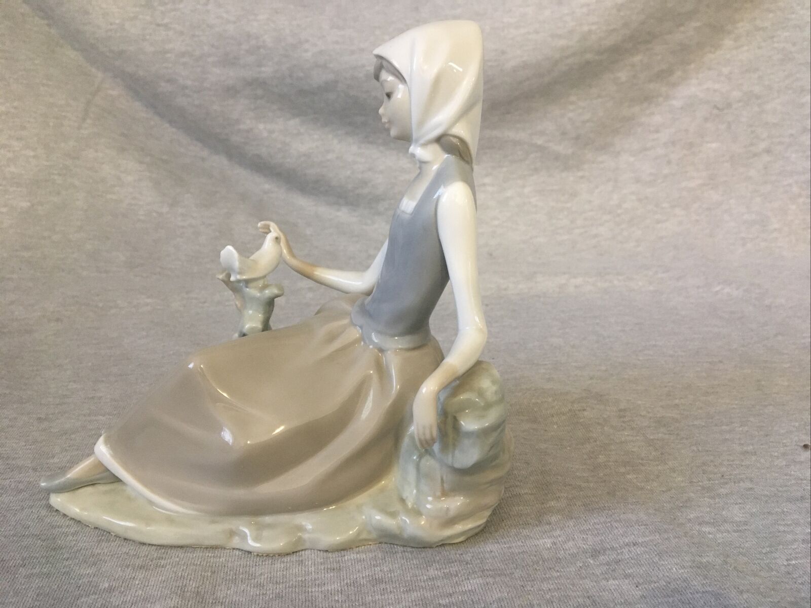 LLADRO Shepherdess Girl w/Dove Rare Porcelain Figurine Hand Made in Spain 4660