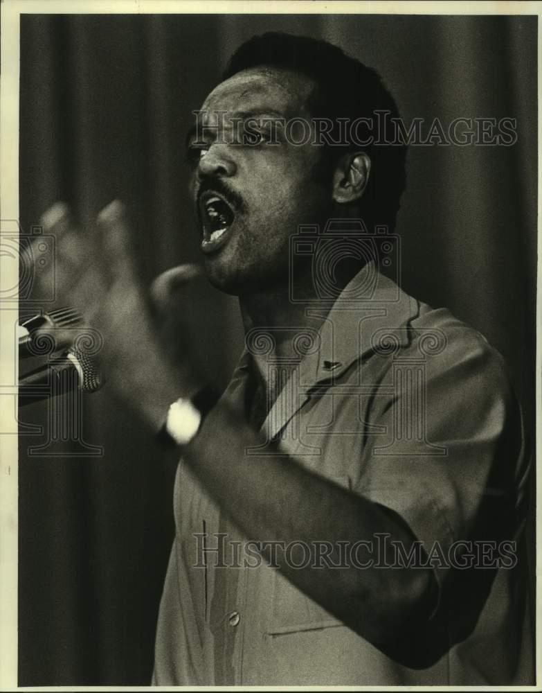 1984 Press Photo Reverend Jessie Jackson addresses a crowd in New Orleans.