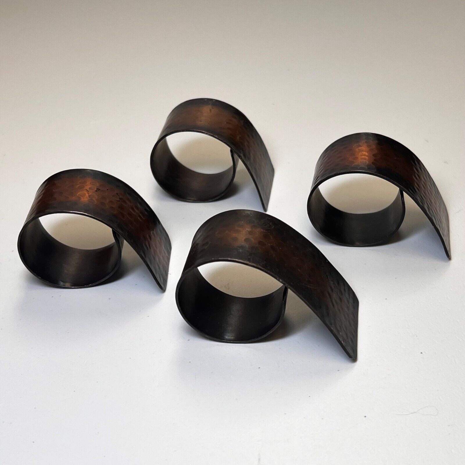 Set Of 4 Vintage Hammered Copper Napkin Rings - Rustic Table Home Kitchen Decor
