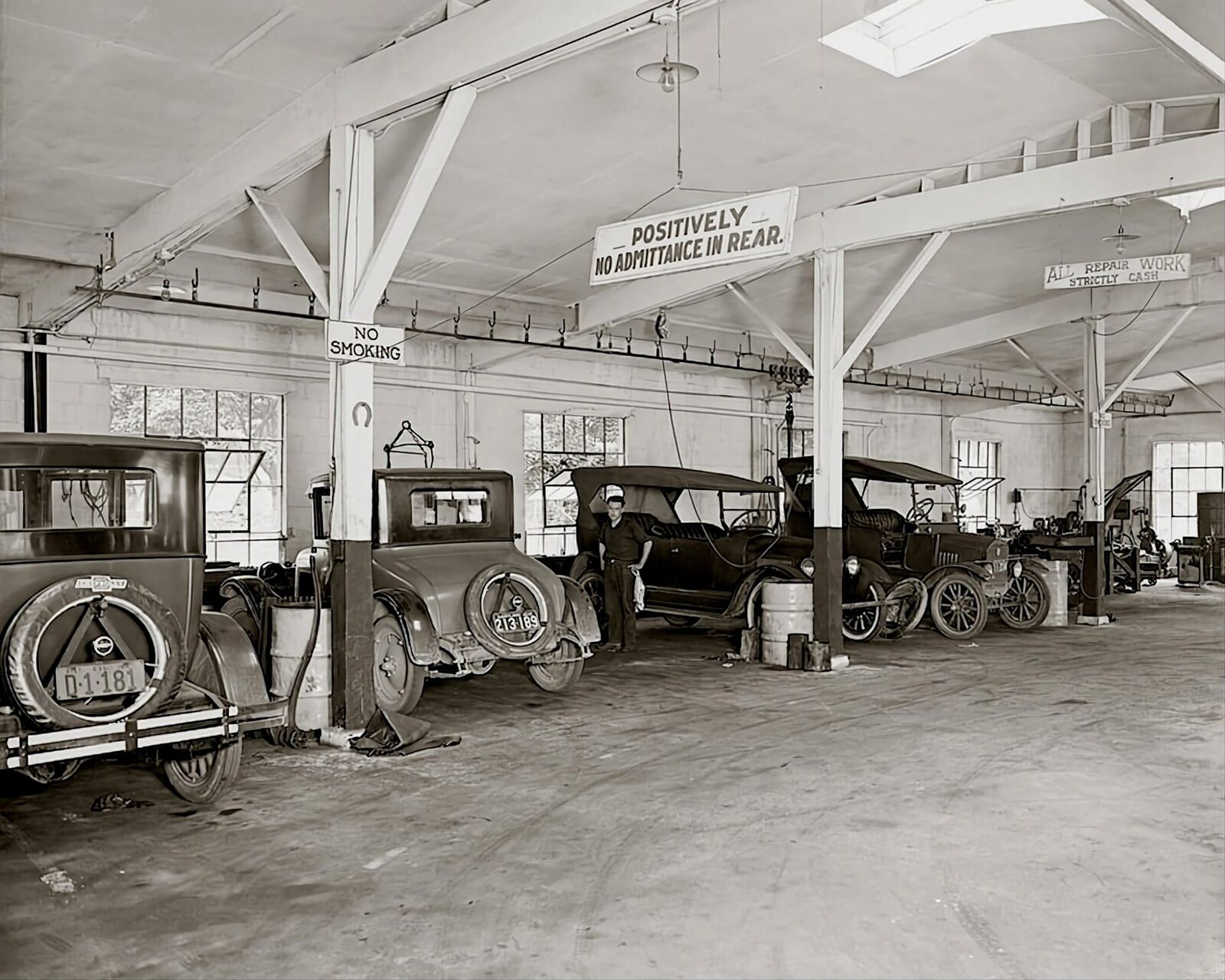 1926 AUTOMOBILE REPAIR SHOP Photo  (223-X)