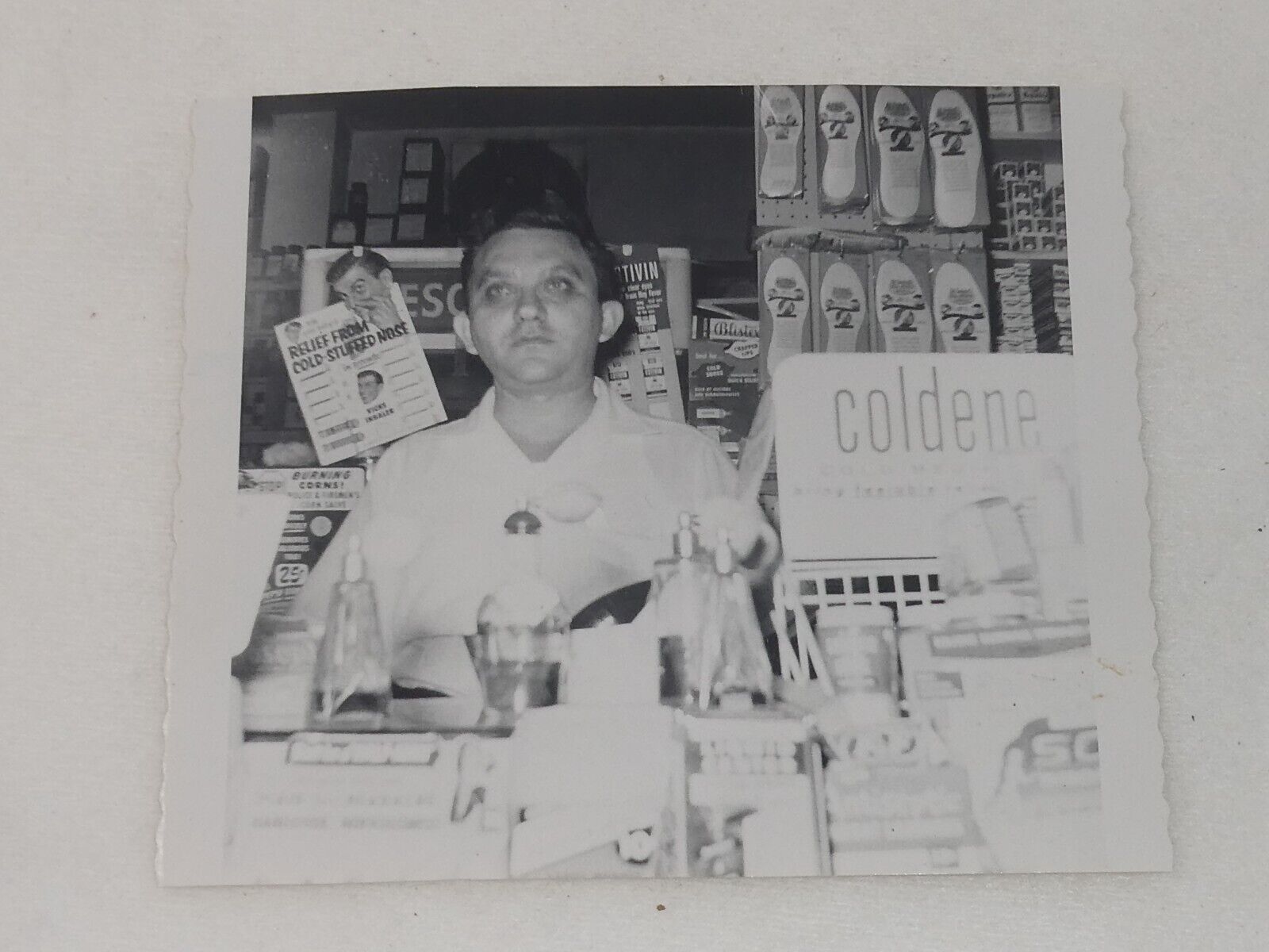 VINTAGE 1950\'S B&W ORIGINAL PHARMACIST MAN IN DRUGSTORE PHOTO
