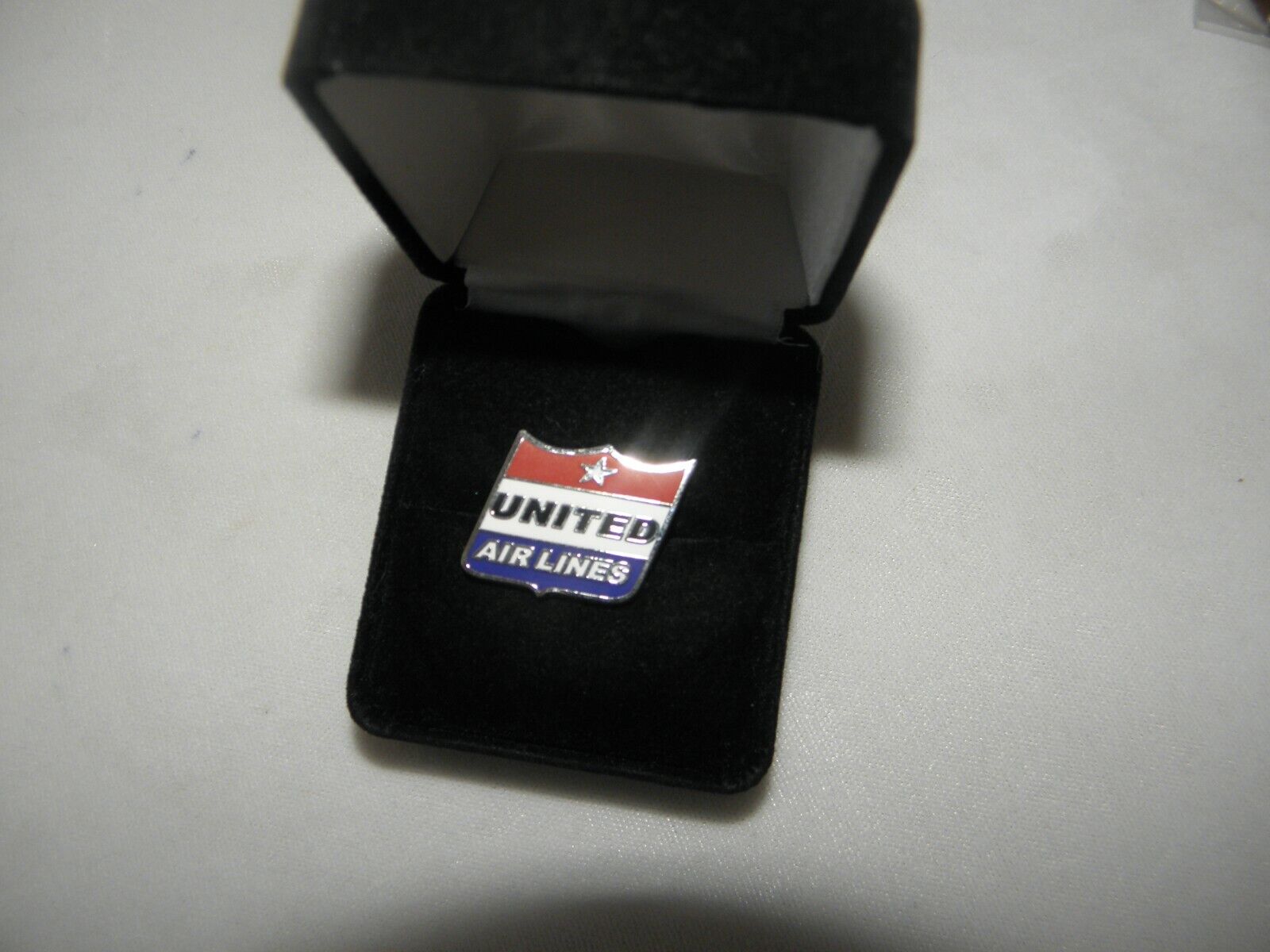 UNITED AIRLINES LAPEL PIN 1950s CLASSIC OLD LOGO AIRPLANE PILOT COLLECTIBLE GIFT