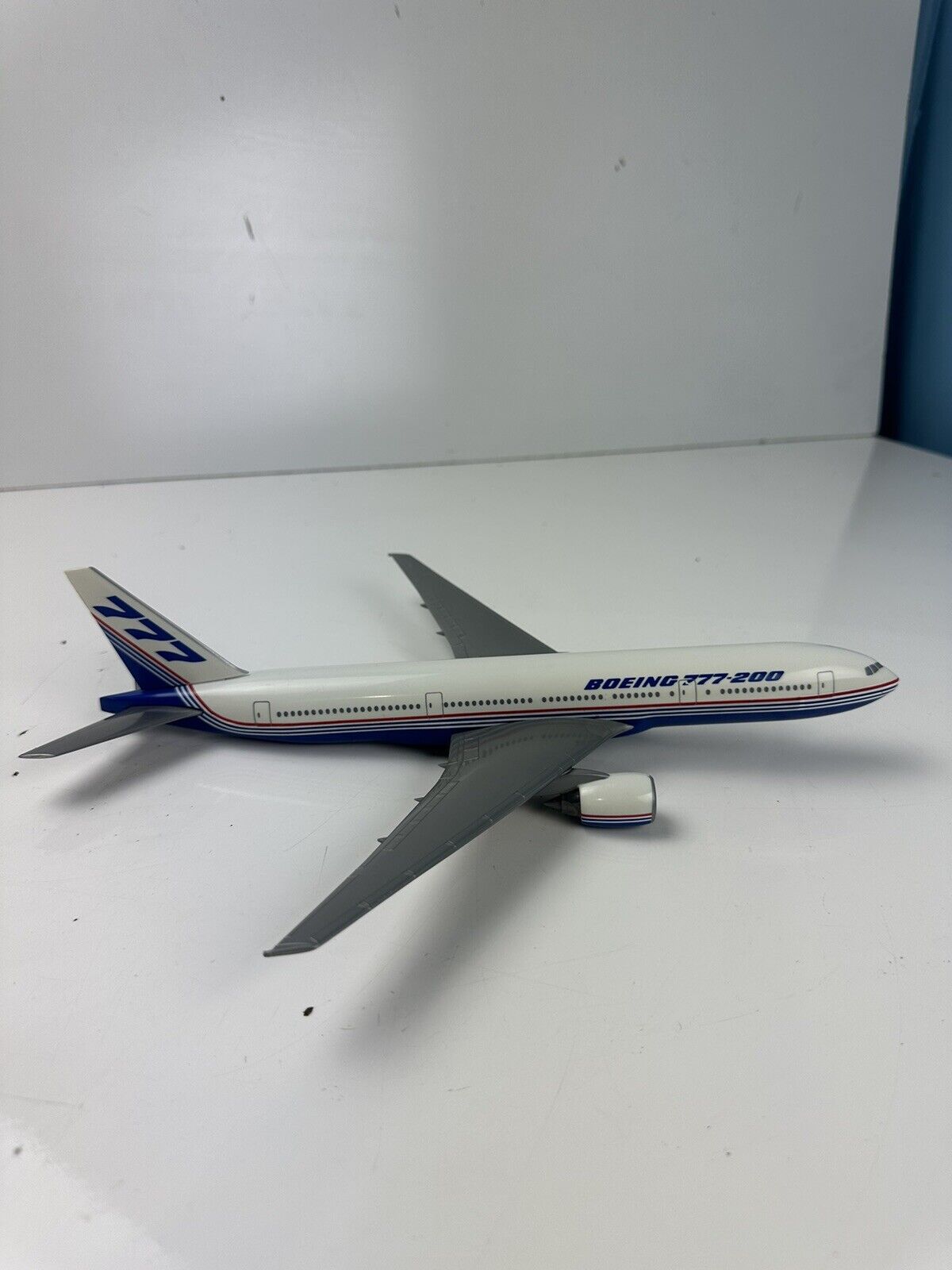 Boeing 777-200 House / Demo Livery 1990's Collectors Model 1:200 G No Stand