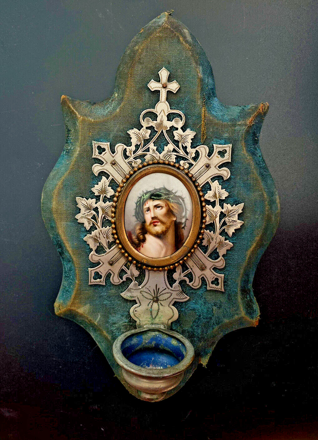Large Benitier Velvet Green Jesus Crown Porcelain Medallion