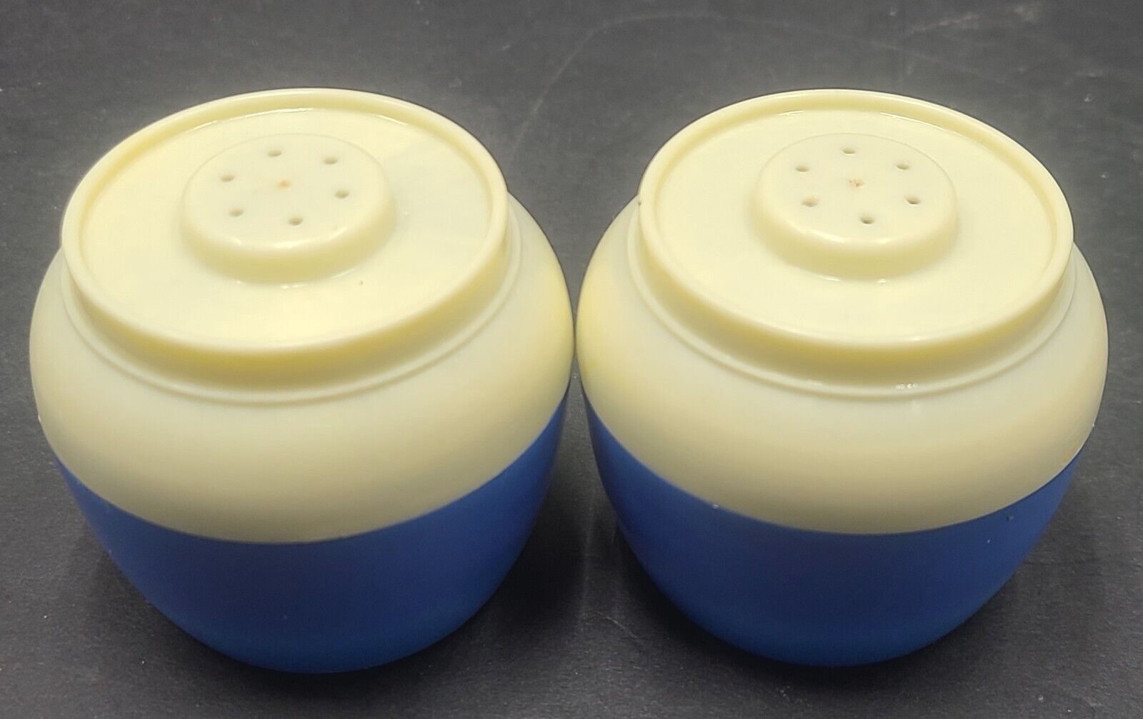 Vintage Admiration Blue And White Bean Pot Plastic Salt And Pepper Shaker Set