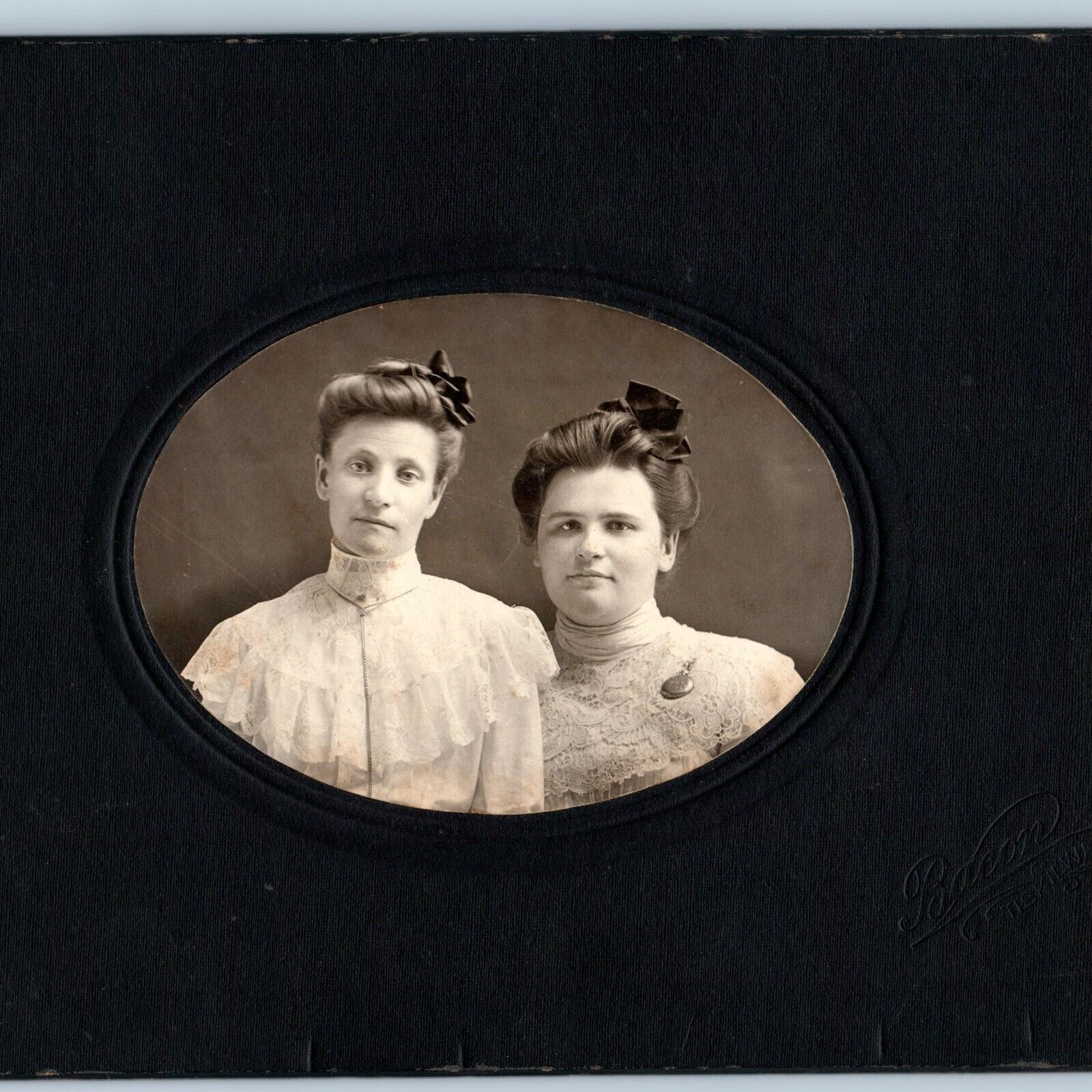 c1900s Tiskilwa, IL Two Young Ladies Oval Cabinet Card Photo Illinois Girls 2G