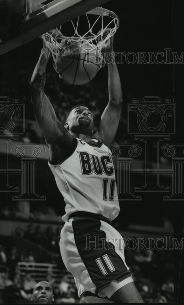 1994 Press Photo The Bucks Lee Mayberry slams home a basket in Bucks loss.