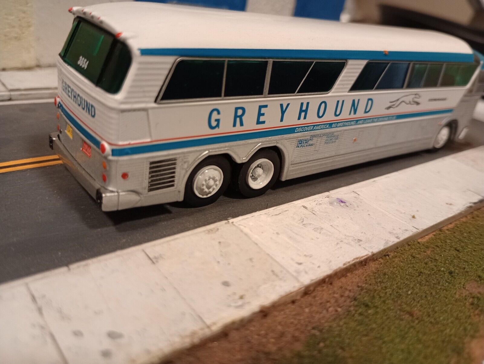 1:87 Scale Greyhound Bus