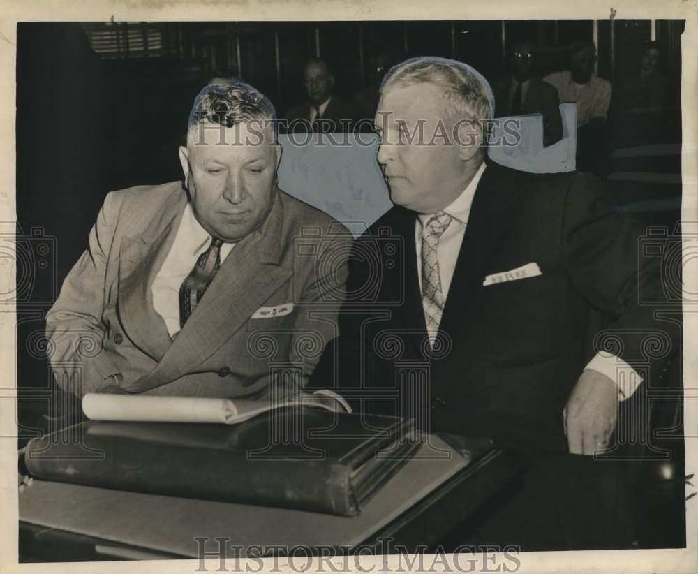 1956 Press Photo Edwin Sbisa and Bentley Byrnes confer at criminal court