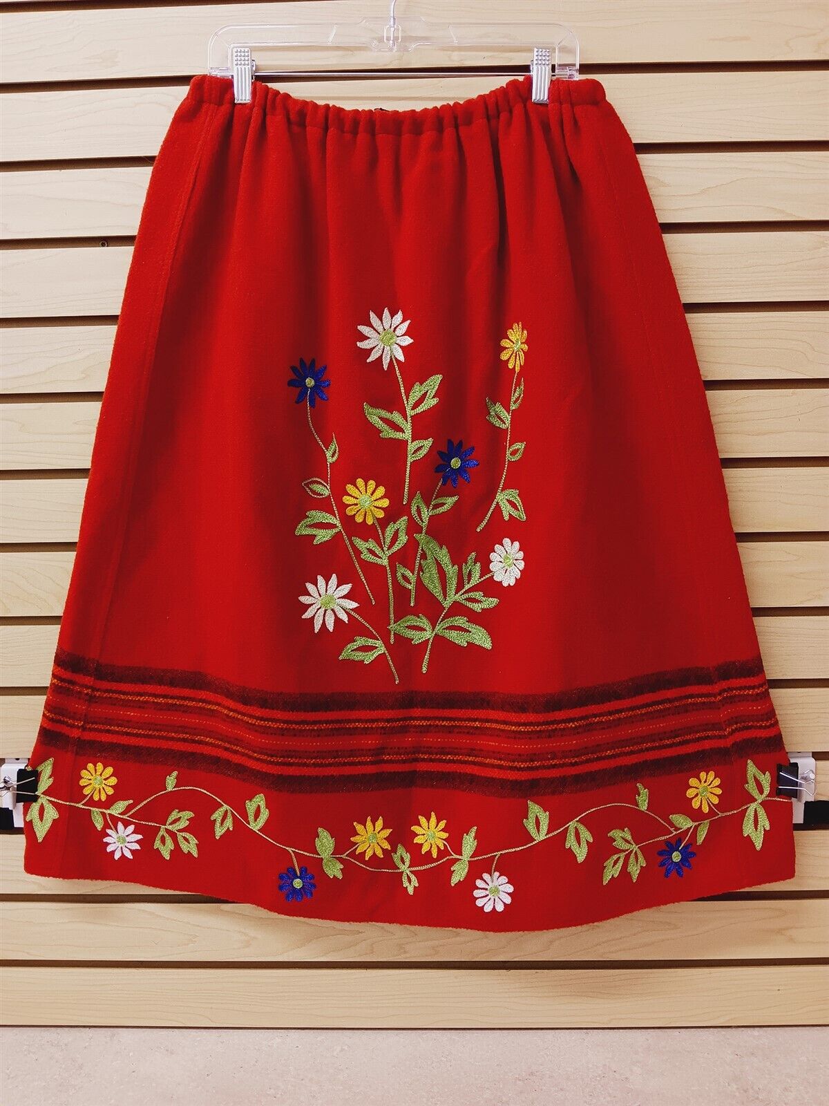 NICE 2XL RED WOOL EMBROIDERED FLOWER DESIGN NATIVE AMERICAN INDIAN DANCE SKIRT