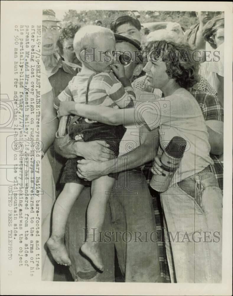 1954 Press Photo Lost toddler Gary Bailey reunited with parents, Belfast, Maine