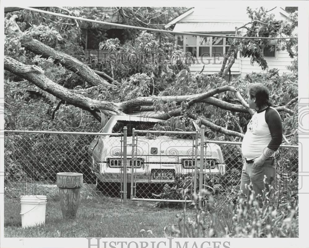1989 Press Photo Steve Strong inspects wind damage in Kansas City - lra48610