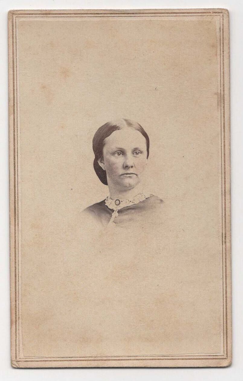 ANTIQUE CDV C. 1860s F.B. CLENCH GORGEOUS YOUNG LADY IN DRESS LOCKPORT NEW YORK
