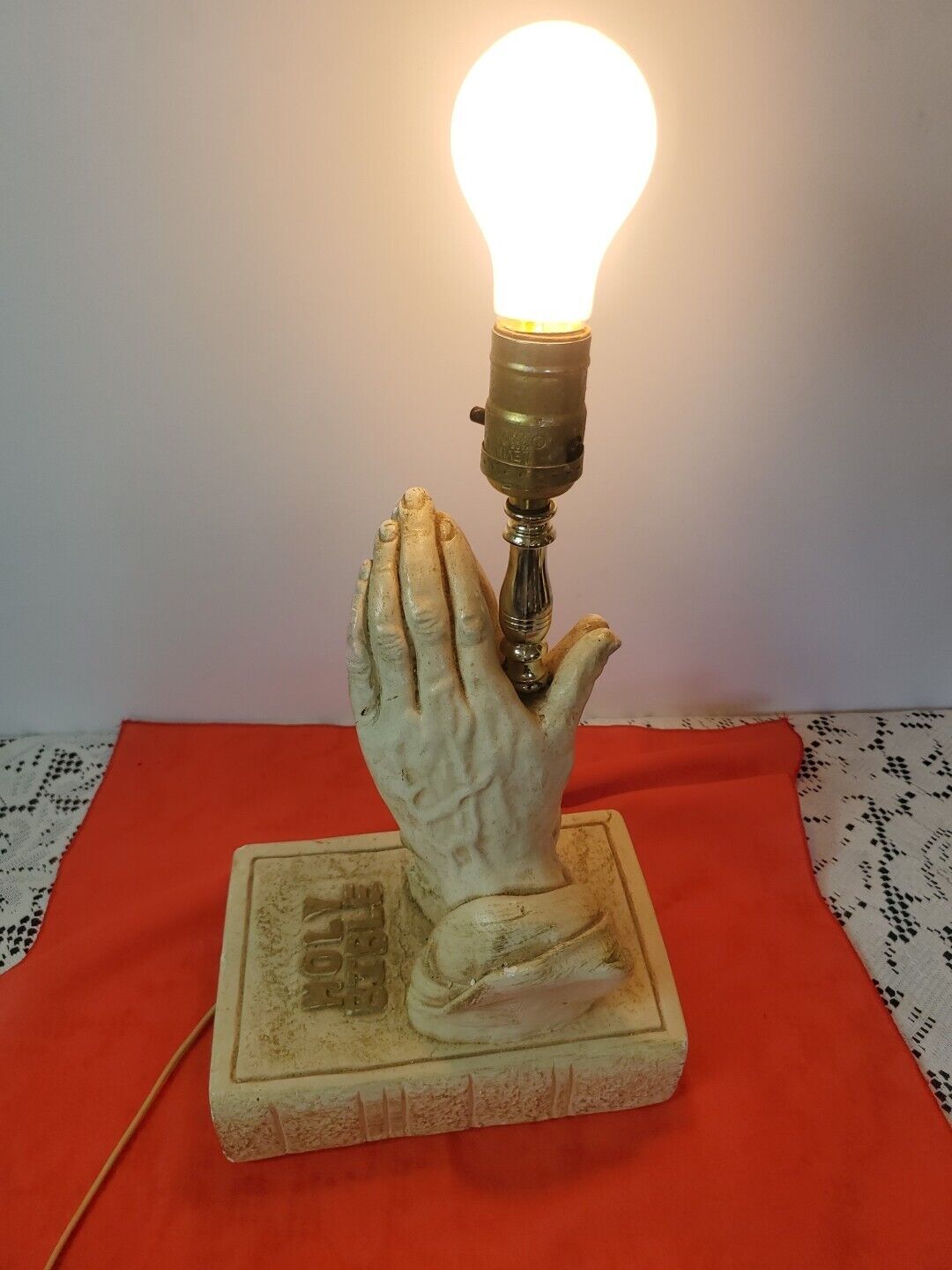 Vintage 80s RARE RELIC ART HOLY BIBLE PRAYING HANDS Ceramic Table Lamp 