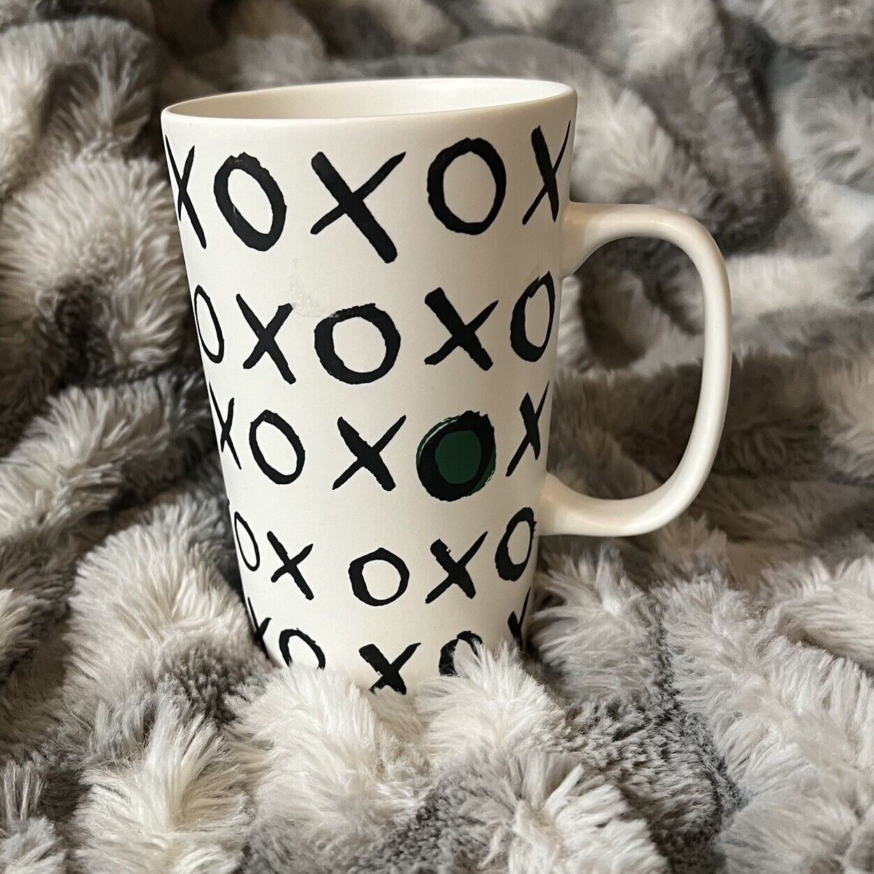 Starbucks HUGS & KISSES 😘 XOXO White Black W/Green Dot Mug / Cup  16 oz