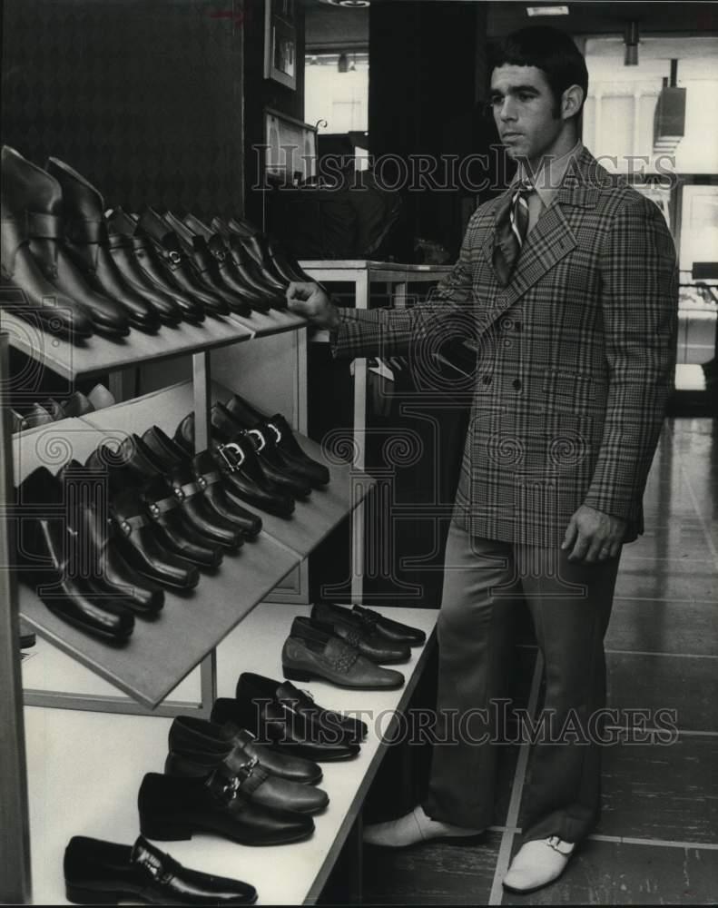 1969 Press Photo Baseball player Norm Miller views shoe display - hps06028