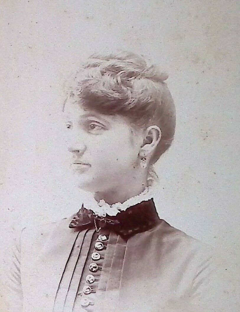 C.1880/90s Cabinet Card. Watseka, IL Studio. Beautiful Woman W Jewelry, Buttons