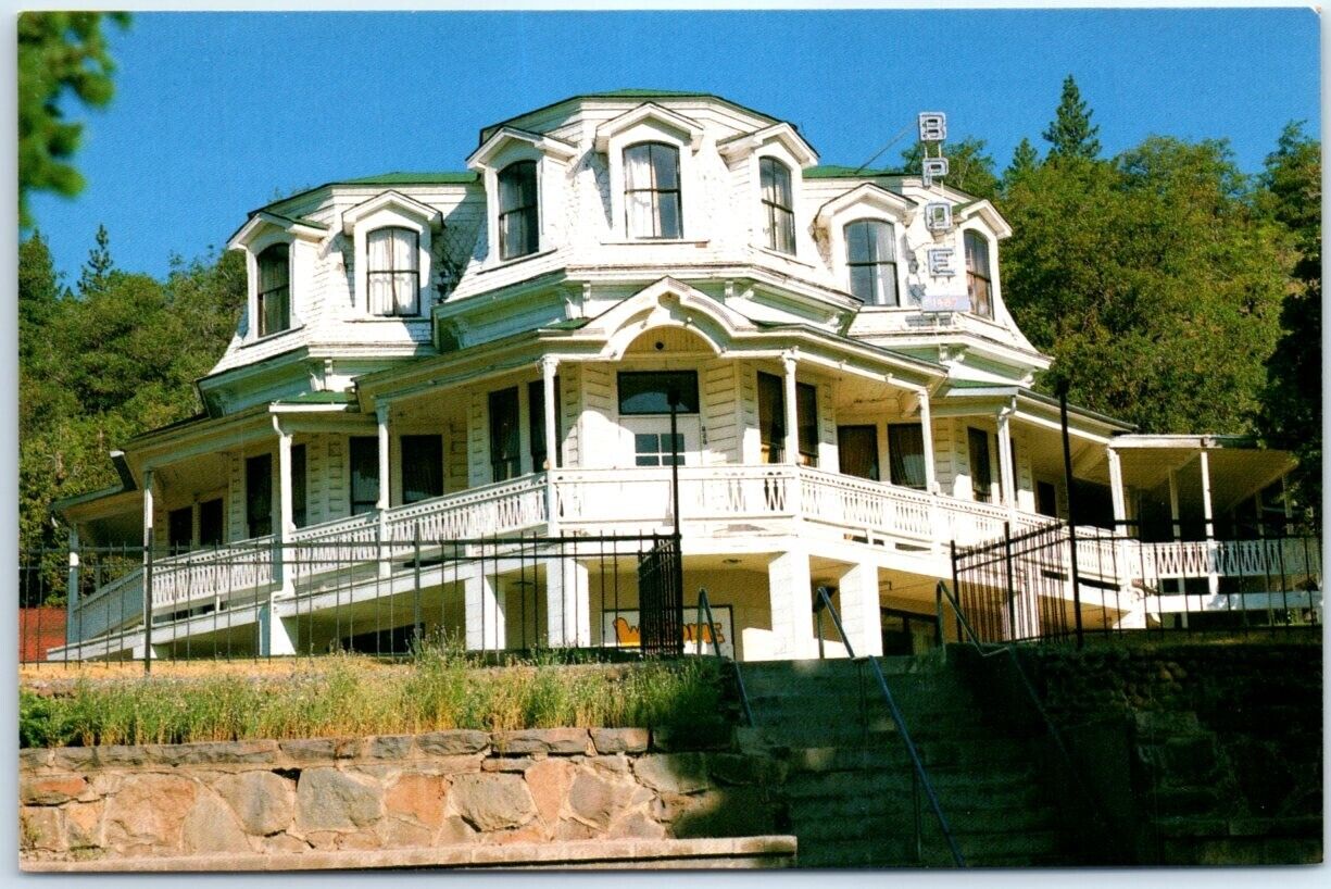 Postcard - Elks Lodge - Susanville, California