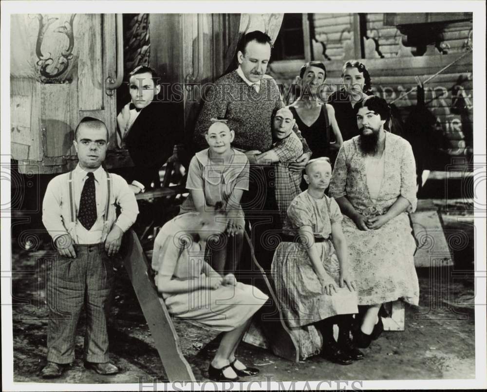1932 Press Photo Tod Browning with the cast of \