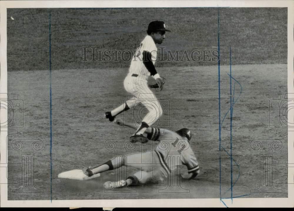 1977 Press Photo New York Yankees Willie Randolph and Brewers Sixto Lezcano.
