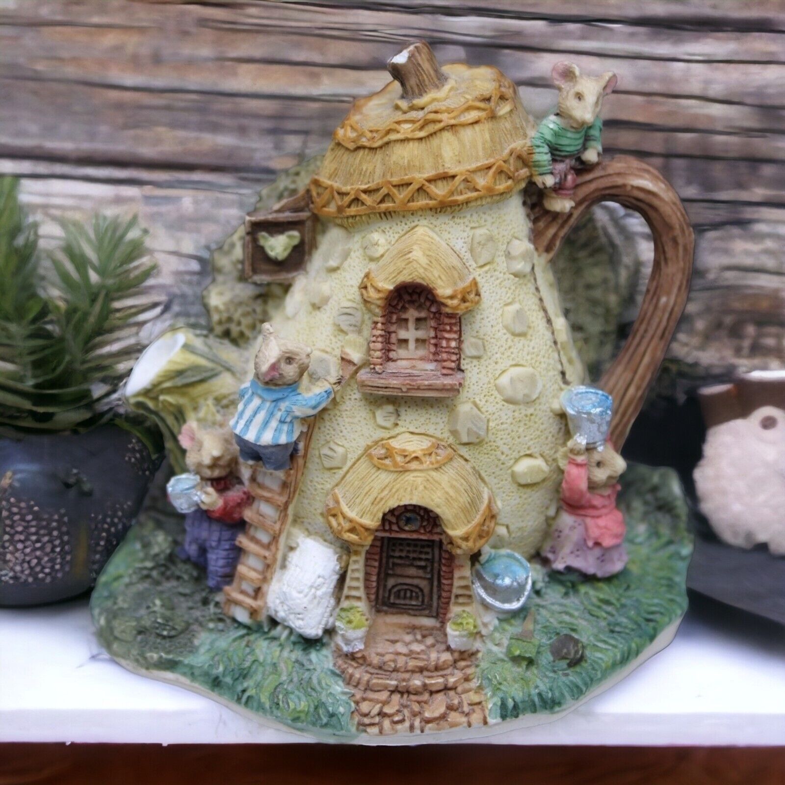 Vtg Resin Mini Teapot Mouse Inn Figurine