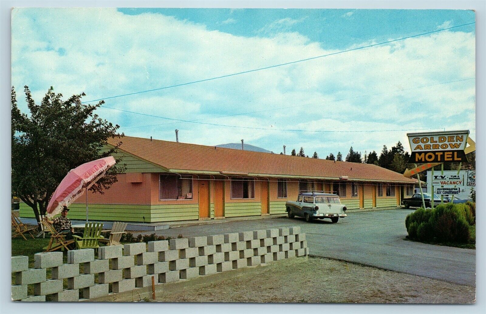 Postcard Canada BC Okanagan Falls Golden Arrow Motel c1950s Cars Q9