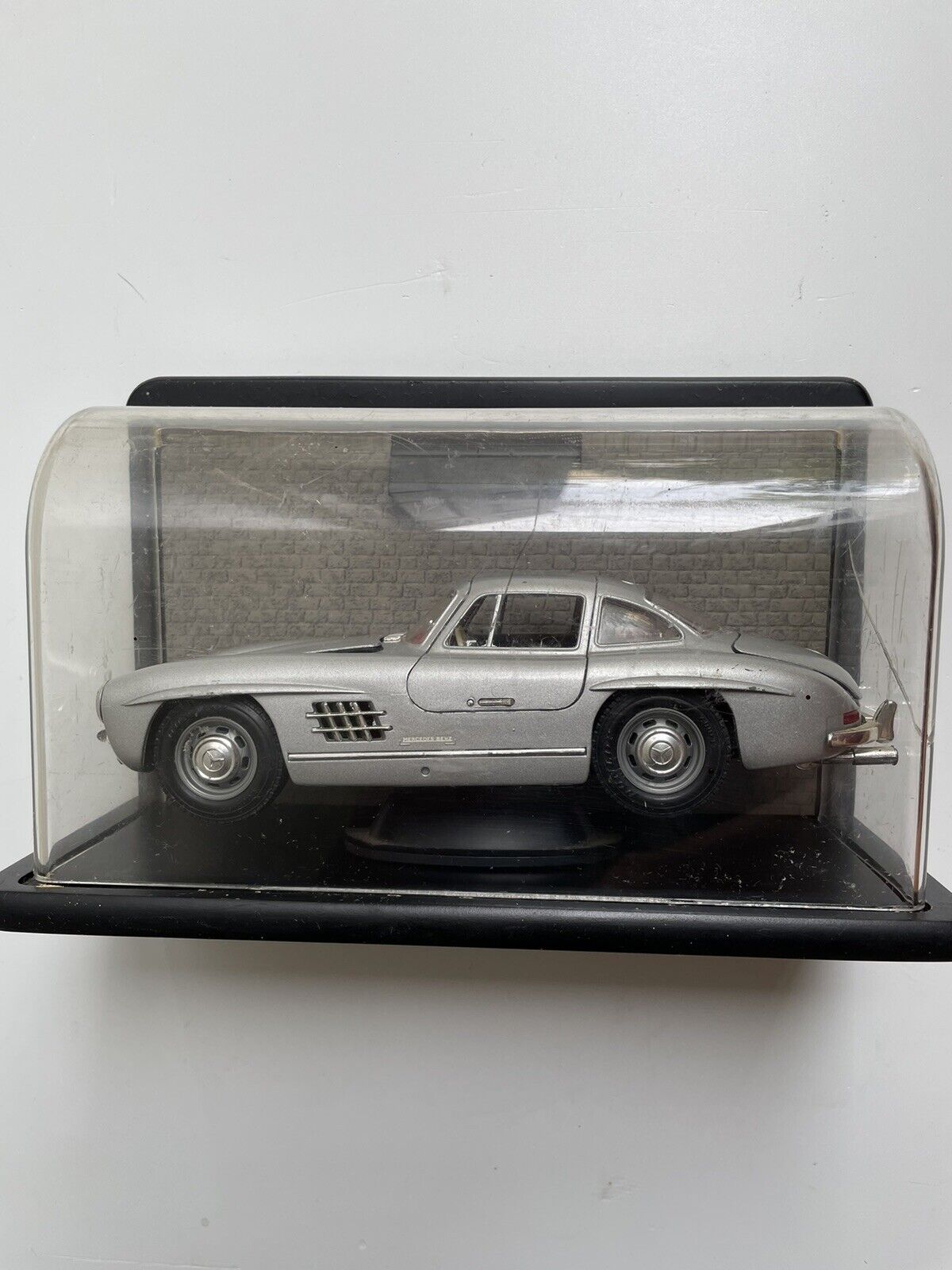 MERCEDES BENZ 300 SL Iconic GULLWING  1954 Die Cast  Car Burago Collection Used