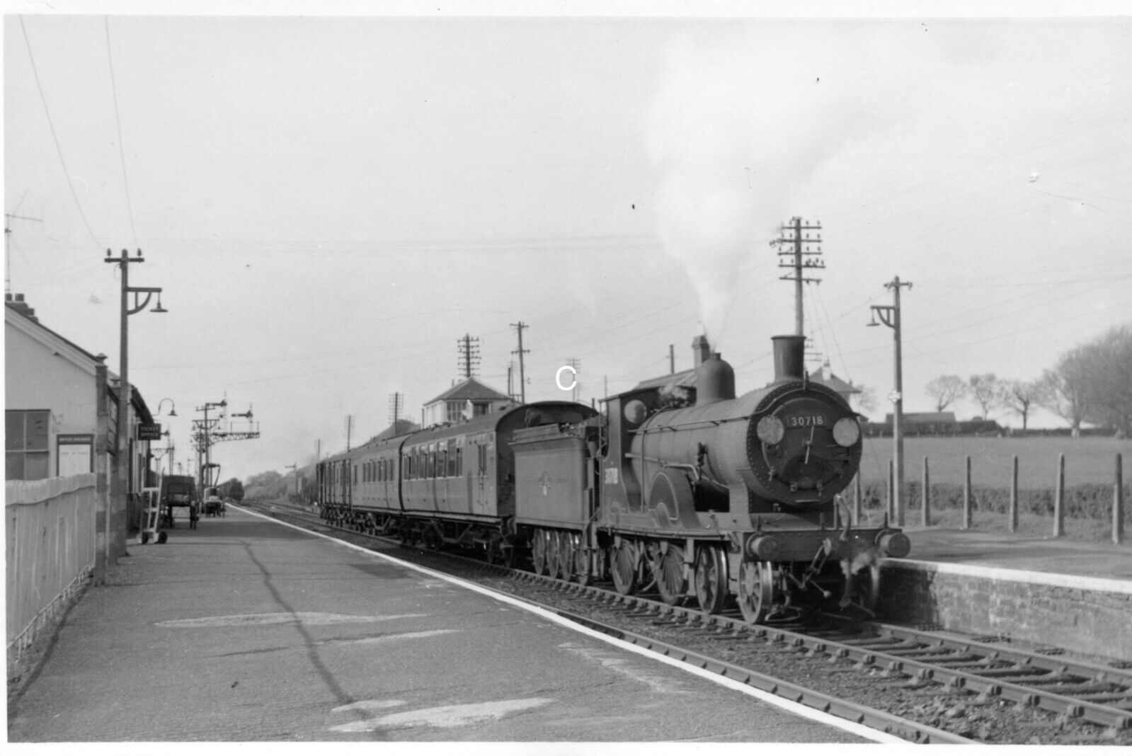 BRITISH RAILWAY B.R PHOTOGRAPH  - 30718 AT HALWILL WITH PADSTOW TRAIN 20/4/1960