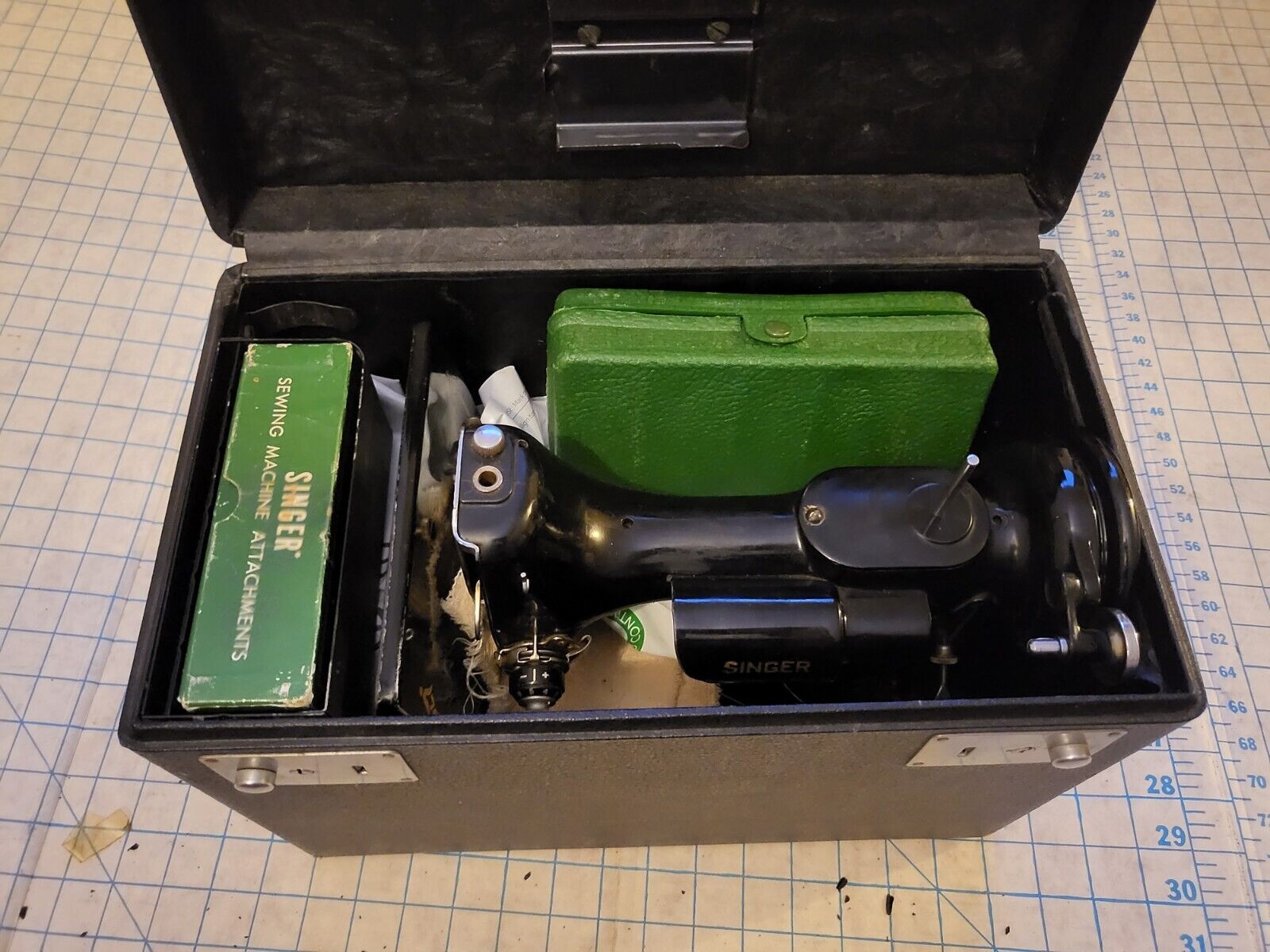 Vtg 1948 Singer  221-1 Featherweight Portable Sewing Machine Box & Accessories 