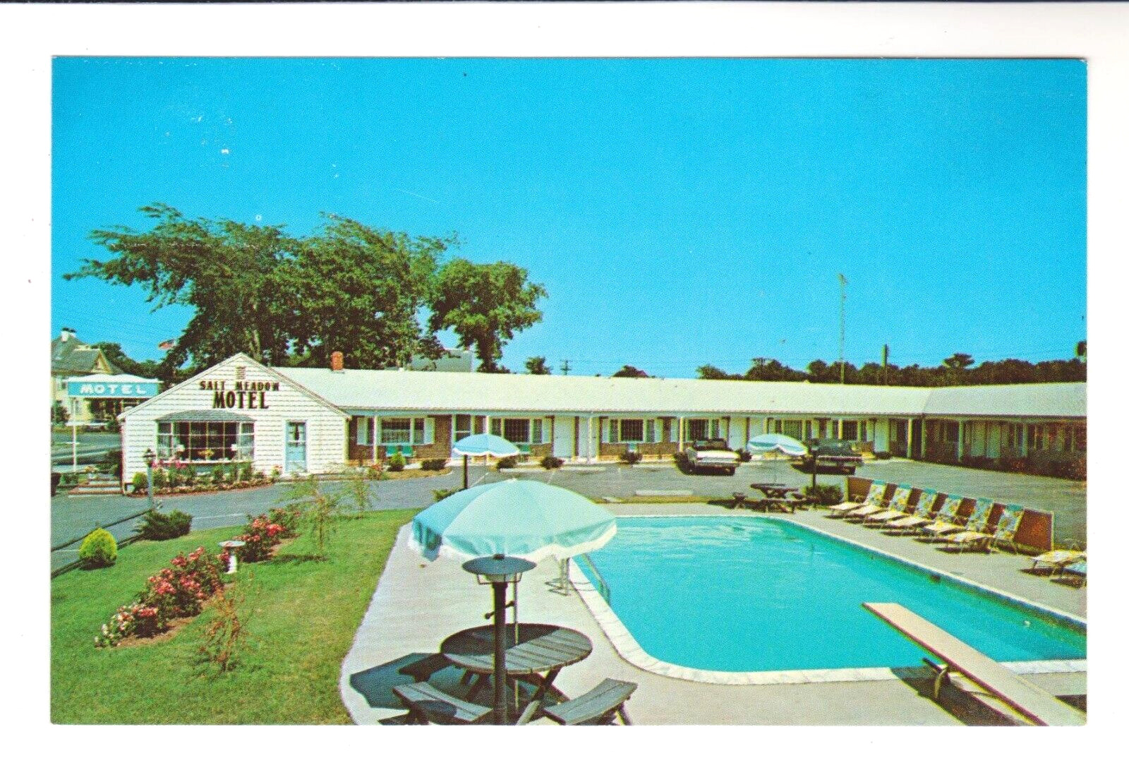 SALT MEADOW MOTEL, WEST HARWICH, CAPE COD, MASS. – Swimming Pool -©1975 Postcard