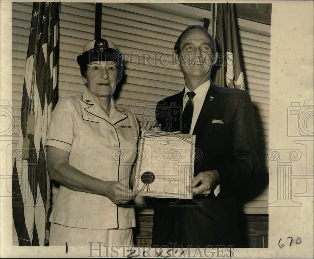 1970 Press Photo Mayor Ernest Tassin presents proclamation to Comdr. Bertha West