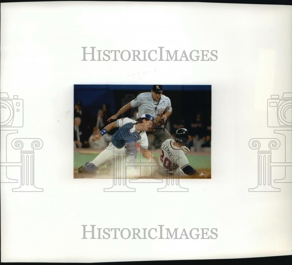 1992 Press Photo Toronto Blue Jays' Pat Borders tags Braves' Mark Lemke out