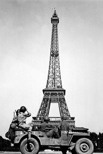 New 5x7 World War II Photo: 4th U.S. Infantry with Eiffel Tower, Liberated Paris