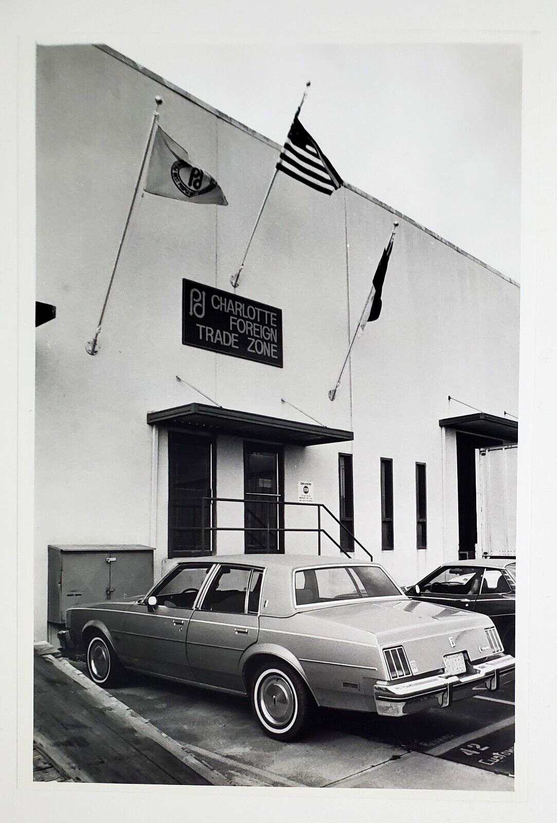 1981 Charlotte NC Foreign Trade Zone Building Oldsmobile Vintage Press Photo